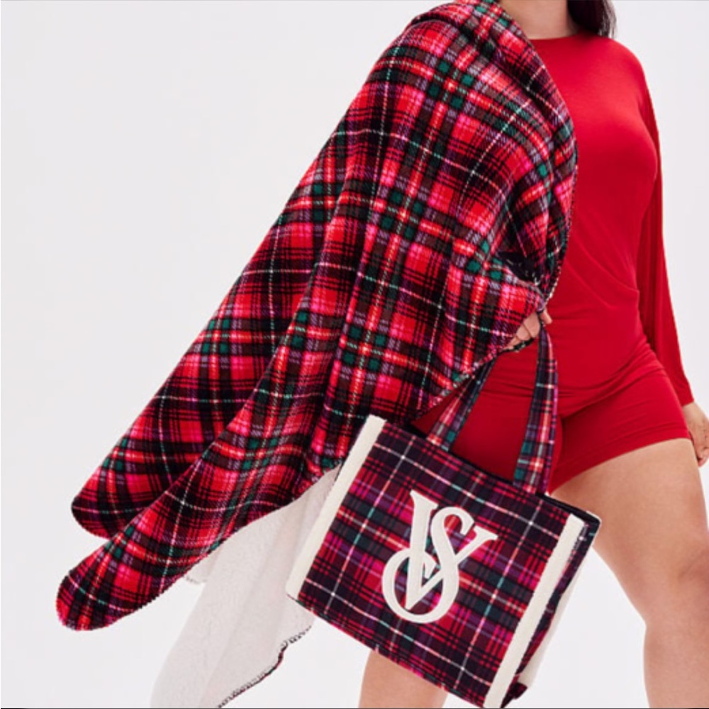NWT Victoria’s Secret Red Plaid Plush Fleece Blanket and Flannel Fleece Tote Bag